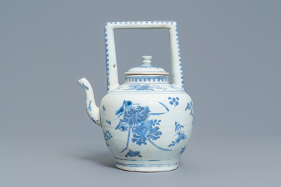 Une grande th&eacute;i&egrave;re couverte en porcelaine de Chine en bleu et blanc, &eacute;pave du Hatcher cargo, &eacute;poque Transition