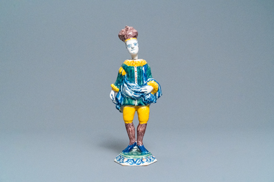 Une figure d'un acteur &agrave; t&ecirc;te ammovible en fa&iuml;ence polychrome de Delft, 1er quart du 18&egrave;me