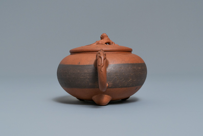 Une th&eacute;i&egrave;re couverte en gr&egrave;s de Yixing au bec en forme de t&ecirc;te de dragon, marque en creux, Chine, 19/20&egrave;me