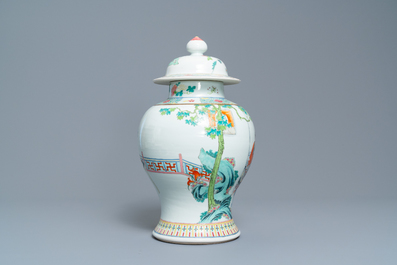 Un vase couvert en porcelaine de Chine famille rose, 19/20&egrave;me