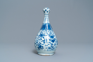 A Chinese blue and white vase with floral design, Wanli