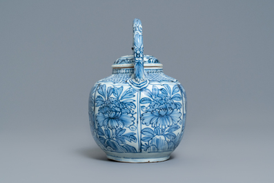 Een Chinese blauw-witte wijnkan met deksel, Wanli
