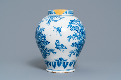 A blue and white Delftware chinoiserie jar, London or Frankfurt, late 17th C.
