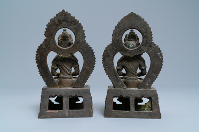 Une paire de figures du Bouddha Amitayus en bronze, Sino-Tibet, Qianlong