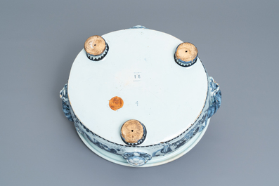 Une jardini&egrave;re en fa&iuml;ence de Delft en bleu et blanc &agrave; d&eacute;cor de chinoiserie, fin du 17&egrave;me
