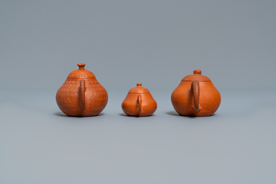 Trois th&eacute;i&egrave;res couvertes en gr&egrave;s de Yixing, marques en creux, Chine, 18/19&egrave;me
