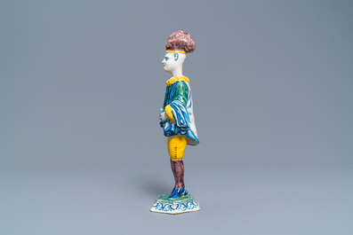 Une figure d'un acteur &agrave; t&ecirc;te ammovible en fa&iuml;ence polychrome de Delft, 1er quart du 18&egrave;me