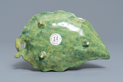 Een polychrome Delftse 'druiventros' dekselterrine, 18e eeuw