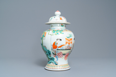 Un vase couvert en porcelaine de Chine famille rose, 19/20&egrave;me
