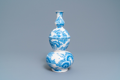 Un vase de forme double gourde en fa&iuml;ence de Delft en bleu et blanc &agrave; d&eacute;cor de chinoiserie, dernier quart du 17&egrave;me