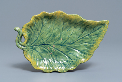 Een polychrome Delftse 'druiventros' dekselterrine, 18e eeuw