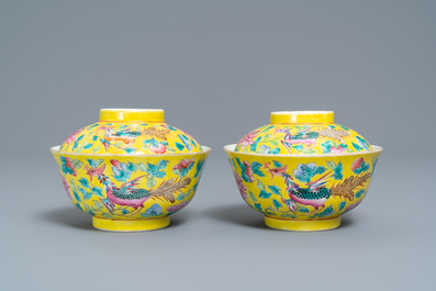 Une paire de bols couverts en porcelaine de Chine famille rose &agrave; d&eacute;cor de dragons et ph&eacute;nix, 19&egrave;me