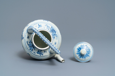Une grande th&eacute;i&egrave;re couverte en porcelaine de Chine en bleu et blanc, &eacute;pave du Hatcher cargo, &eacute;poque Transition