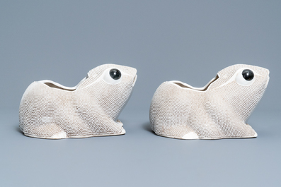 Une paire de jardini&egrave;res de forme grenouille en biscuit &eacute;maill&eacute;, Chine, 19&egrave;me