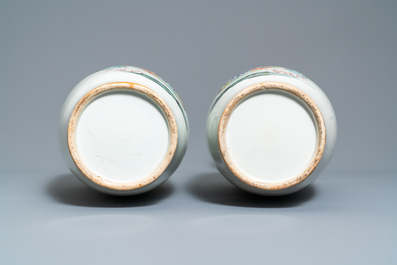 Une paire de vases en porcelaine de Chine famille rose &agrave; d&eacute;cor de figures dans un jardin, 19/20&egrave;me