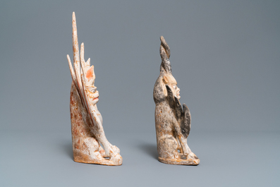 Une paire de mod&egrave;les d'esprits terrestres en terre cuite &agrave; polychromie, Chine, Tang