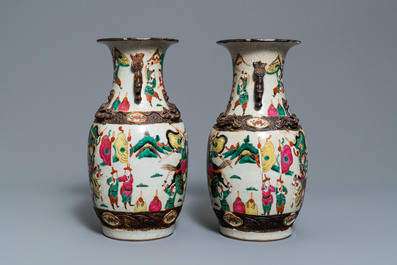 Deux paires de vases en porcelaine de Chine famille rose, 19/20&egrave;me