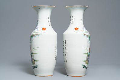 Une paire de vases en porcelaine de Chine famille rose &agrave; d&eacute;cor de figures dans un jardin, 19/20&egrave;me
