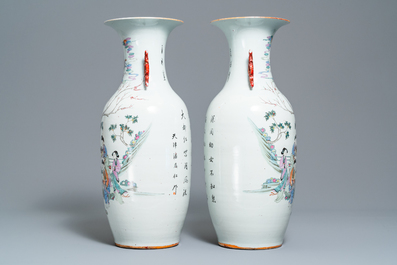 Une paire de vases en porcelaine de Chine famille rose &agrave; d&eacute;cor de dames dans un jardin, 19/20&egrave;me