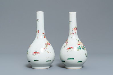 Une paire de vases de forme bouteille en porcelaine de Chine famille rose, 19&egrave;me