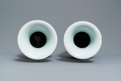 Une paire de vases en porcelaine de Chine famille rose &agrave; d&eacute;cor de dames dans un jardin, 19/20&egrave;me