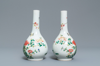 Une paire de vases de forme bouteille en porcelaine de Chine famille rose, 19&egrave;me