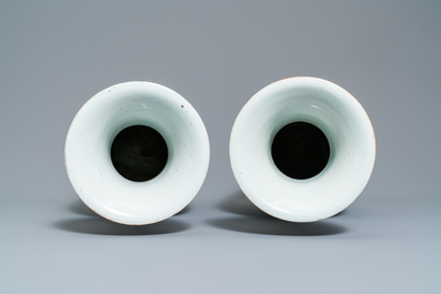 Une paire de vases en porcelaine de Chine famille rose &agrave; d&eacute;cor de dames dans un jardin, 19/20&egrave;me