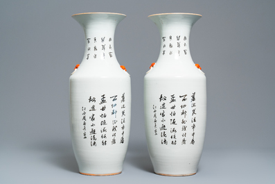 Une paire de vases en porcelaine de Chine famille rose &agrave; d&eacute;cor de figures dans un jardin, 19/20&egrave;me
