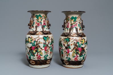 Deux paires de vases en porcelaine de Chine famille rose, 19/20&egrave;me