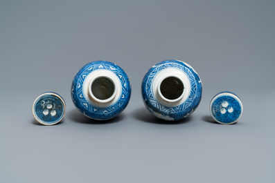 Une paire de vases couverts en porcelaine de Chine en bleu et blanc &agrave; d&eacute;cor floral, &eacute;pave du Hatcher cargo, &eacute;poque Transition