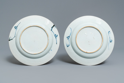 Trois assiettes en porcelaine de Chine en bleu et blanc, Kangxi