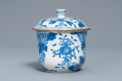 Un bol couvert en porcelaine de Chine 'Bleu de Hue' pour le Vietnam, 19&egrave;me