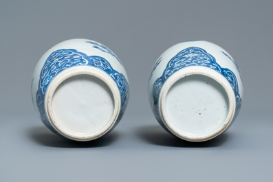 Une paire de vases couverts en porcelaine de Chine en bleu et blanc, Kangxi