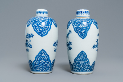 Une paire de vases couverts en porcelaine de Chine en bleu et blanc, Kangxi