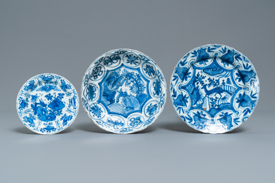Cinq assiettes en porcelaine de Chine en bleu et blanc de type kraak, Wanli