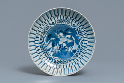 Deux plats en porcelaine de Chine en bleu et blanc de type kraak, Wanli