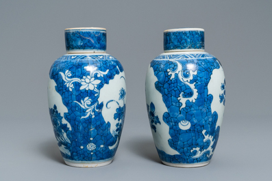 Une paire de vases couverts en porcelaine de Chine en bleu et blanc &agrave; d&eacute;cor floral, &eacute;pave du Hatcher cargo, &eacute;poque Transition