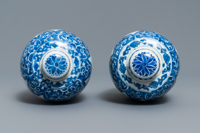 Une paire de vases couverts en porcelaine de Chine en bleu et blanc, Kangxi