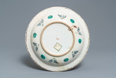 Un plat polychrome en c&eacute;ramique d'Iznik &agrave; d&eacute;cor floral, Turquie, fin du 16&egrave;me