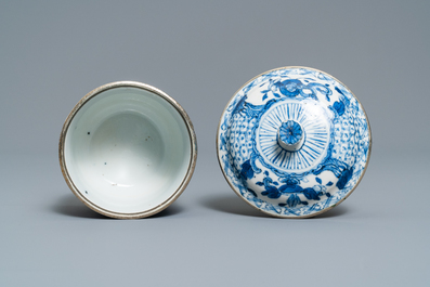 Un bol couvert en porcelaine de Chine 'Bleu de Hue' pour le Vietnam, 19&egrave;me