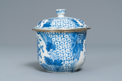 Un bol couvert en porcelaine de Chine 'Bleu de Hue' pour le Vietnam, 19&egrave;me