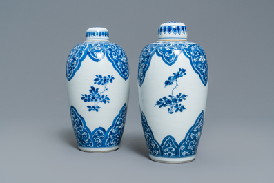 Une paire de vases couverts en porcelaine de Chine en bleu et blanc, Kangxi