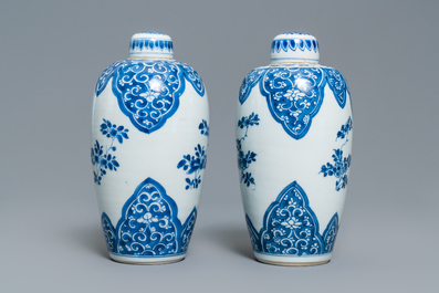 Une paire de vases couverts en porcelaine de Chine en bleu et blanc, Kangxi