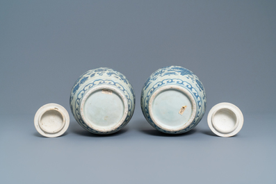 Een paar Chinese blauw-witte dekselvazen met floraal decor, Hatcher cargo scheepswrak, Transitie periode