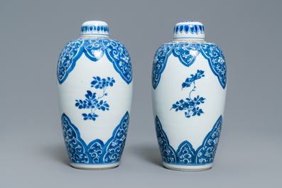 Une paire de vases couverts en porcelaine de Chine en bleu et blanc, Kangxi