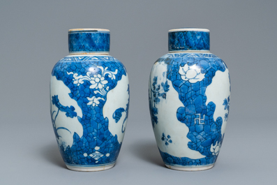 Une paire de vases couverts en porcelaine de Chine en bleu et blanc &agrave; d&eacute;cor floral, &eacute;pave du Hatcher cargo, &eacute;poque Transition