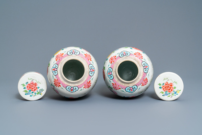 Une paire de pots couverts en porcelaine de Chine famille rose &agrave; d&eacute;cor floral, Yongzheng