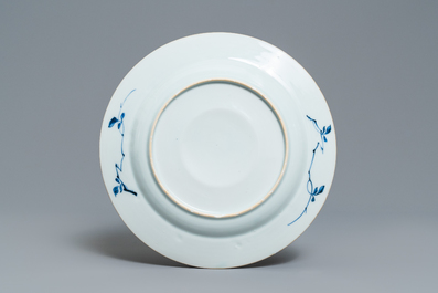 Trois assiettes en porcelaine de Chine en bleu et blanc, Kangxi