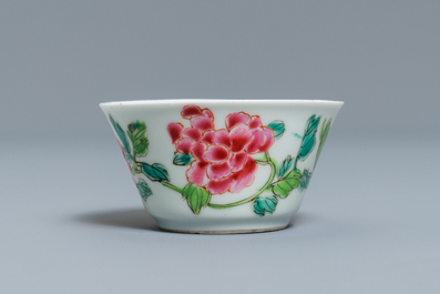 Een Chinese famille rose kop en schotel met tweekoppige adelaar voor de Spaanse of Mexicaanse markt, Yongzheng/Qianlong