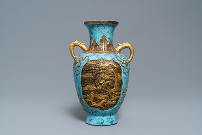Un vase en porcelaine de Chine 'robin's egg', marque de Qianlong, 19/20&egrave;me
